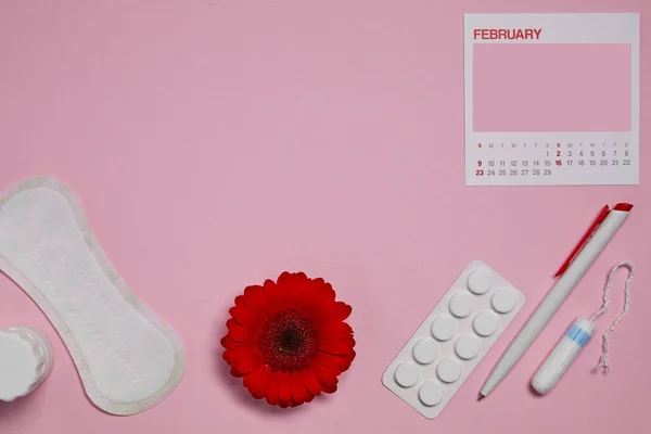 Tampões sanitários menstruais, almofadas e flores vermelhas — Fotografia de Stock