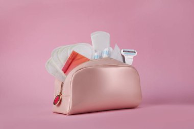 Kozmetik çantada kadın pedleri, tampon ve jilet var.