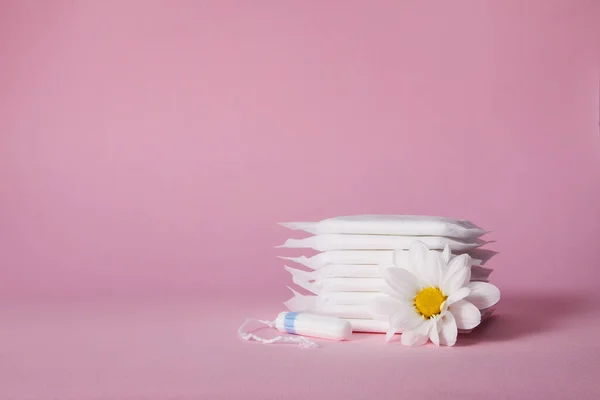 Almohadillas de algodón sanitarias menstruales, tampones y flores de manzanilla —  Fotos de Stock