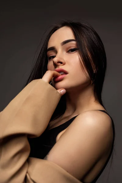 Módní brunetka žena model s dlouhými vlasy — Stock fotografie