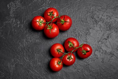 Koyu arkaplanda taze kırmızı domatesler.