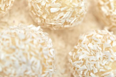 Parçalanmış hindistan ceviziyle kaplı şekerler..