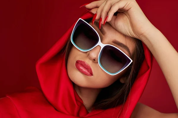 Девушка в белых солнцезащитных очках и красном платке — стоковое фото