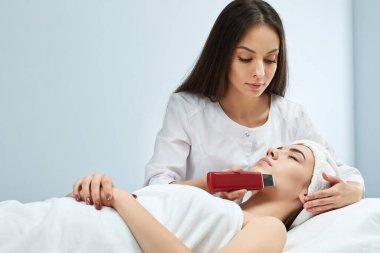 Kadınlar ultrason temizlerken yüzlerini dönerler.