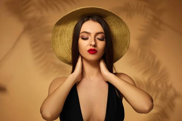 Woman in black swimsuit and hat — Stock Photo, Image