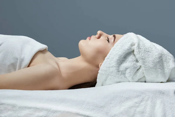 Young beautiful woman at the spa salon — Stock Photo, Image