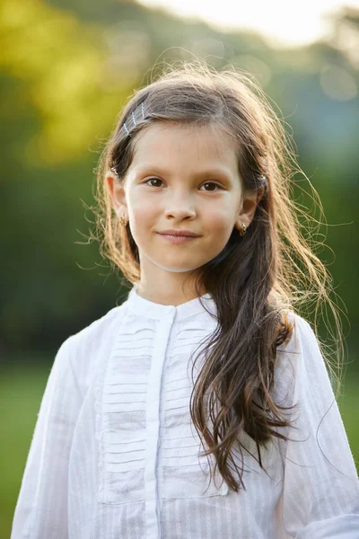 Portret van een lachend klein meisje buiten. — Stockfoto