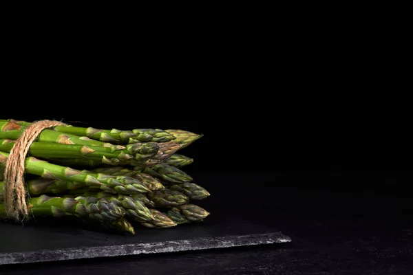 Mazzo di asparagi verdi freschi — Foto Stock