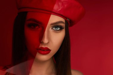 Kırmızı deri bereli kadın.