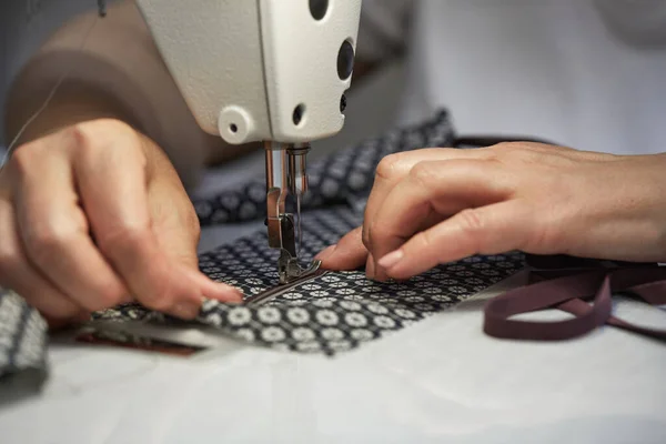 Menina costureira costurar na máquina de costura — Fotografia de Stock