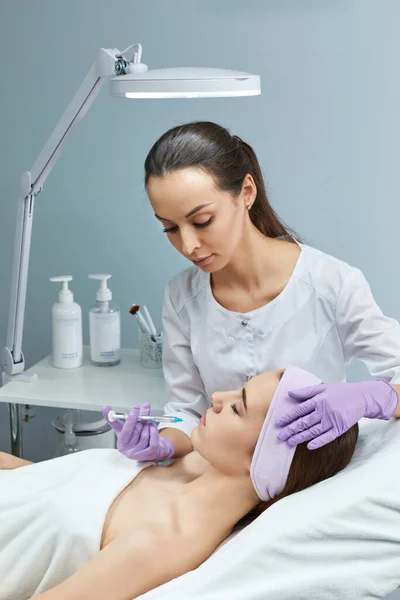 Jeune femme obtenir des injections de beauté dans le salon — Photo