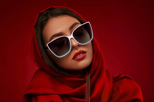 Fată în ochelari de soare albi și văl roșu — Fotografie, imagine de stoc