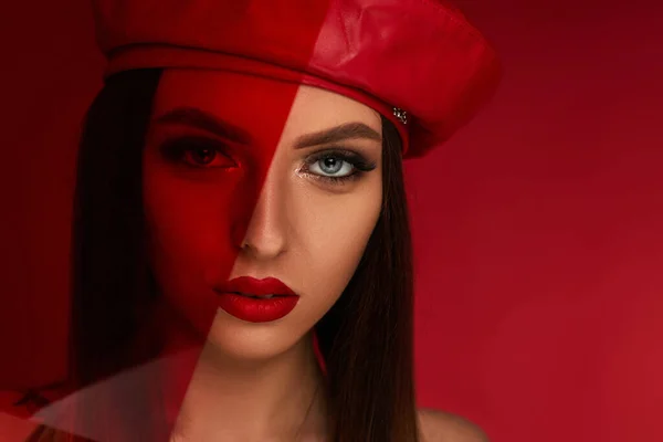 Kobieta w czerwonym berecie skórzanym — Zdjęcie stockowe