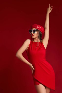 Beyaz güneş gözlüklü kadın, şapka ve elbise