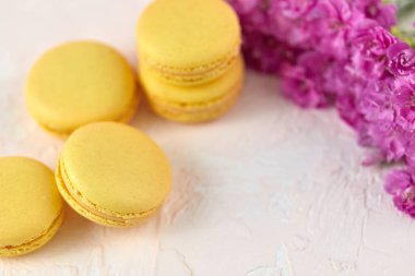 Tatlı badem kurabiyesi.