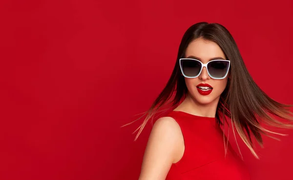 Mujer con pelo volador en gafas de sol blancas — Foto de Stock