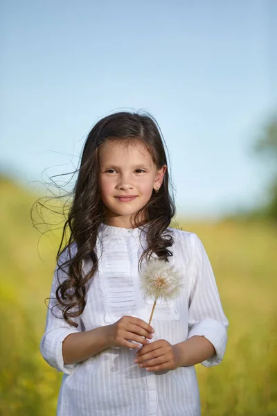 Retrato de niña con flor de diente de león al aire libre . —  Fotos de Stock