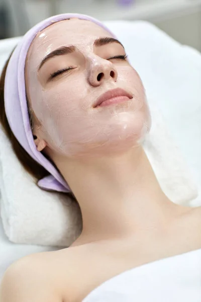 Mooie jonge vrouw het krijgen van gezichtsmasker in spa — Stockfoto