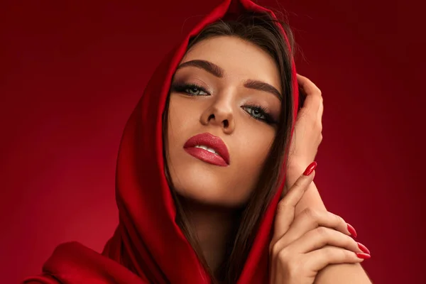 Chica con maquillaje de lujo en pañuelo rojo brillante — Foto de Stock