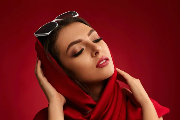 Chica con maquillaje de lujo en pañuelo rojo brillante — Foto de Stock