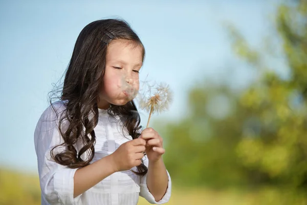 Retrato de niña con flor de diente de león al aire libre . — Foto de Stock