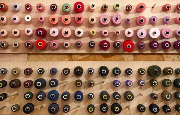 Dikiş makinesi için renkli iplik ruloları — Stok fotoğraf