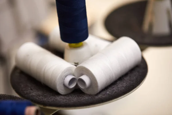 Rollos de hilo de colores para máquina de coser — Foto de Stock