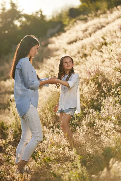 Mother and daughter in beautiful nature — Stock Photo, Image