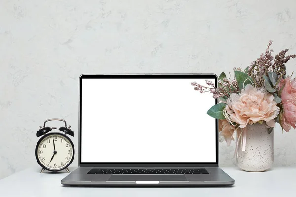 Laptop with blank empty screen — Stock Photo, Image