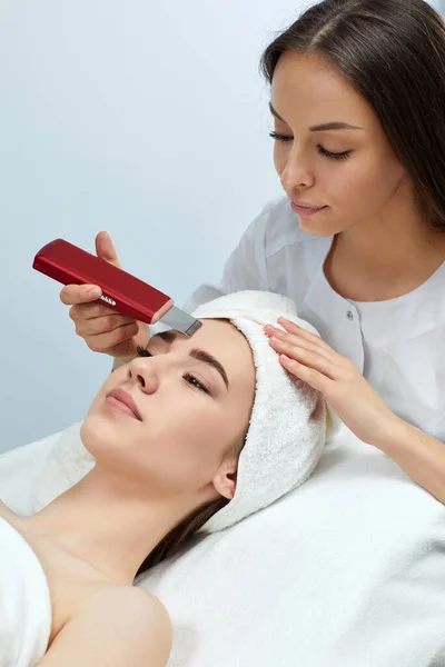 Womans face while procedure ultrasound cleansing — Stock Photo, Image