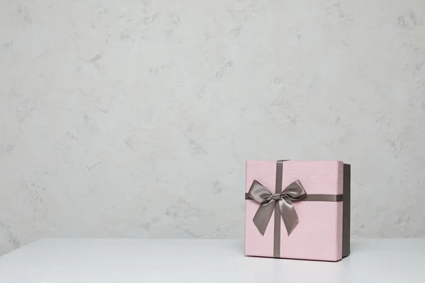 Coffret cadeau rose maquette sur table blanche — Photo