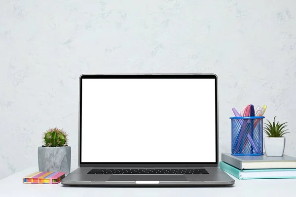 Laptop com tela vazia em branco — Fotografia de Stock