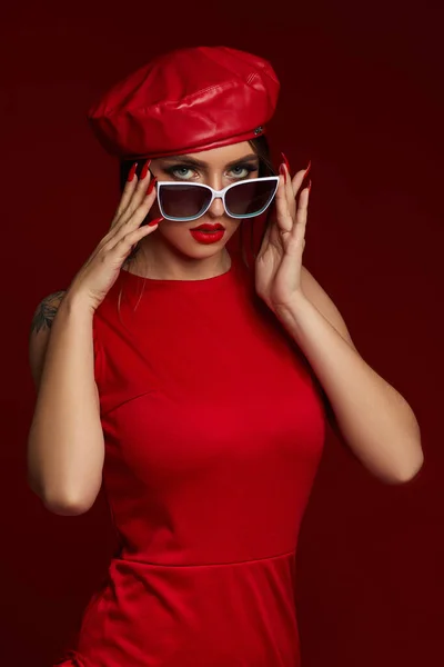 Mujer en gafas de sol blancas, sombrero y vestido — Foto de Stock