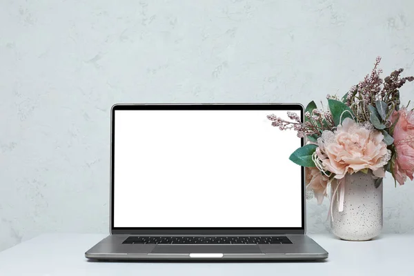 Laptop with blank empty screen — Stock Photo, Image