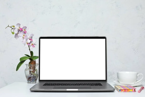 Laptop with blank empty screen — Stock Photo, Image