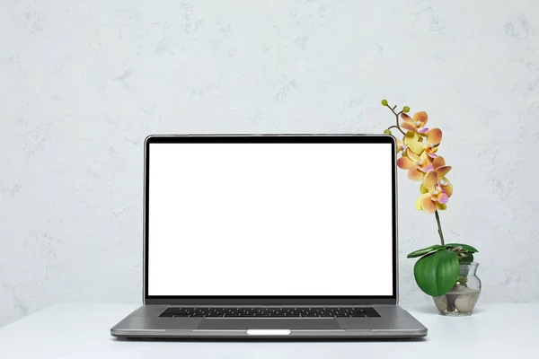 Laptop with blank empty screen — Stock Photo, Image