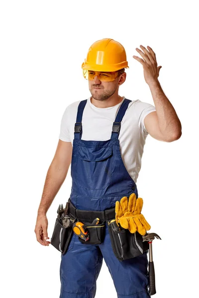 Trabajador reparador en sombrero duro amarillo y uniforme. — Foto de Stock