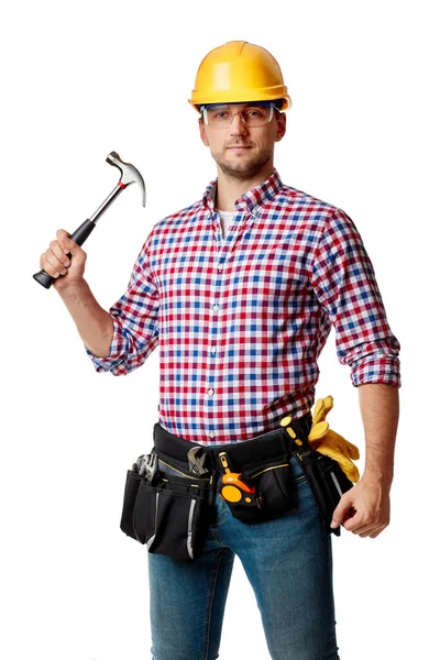 Trabalhador construtor em amarelo chapéu duro e camisa segurando martelo . — Fotografia de Stock