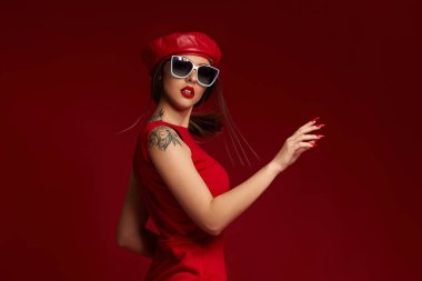 Beyaz güneş gözlüklü kadın, şapka ve elbise