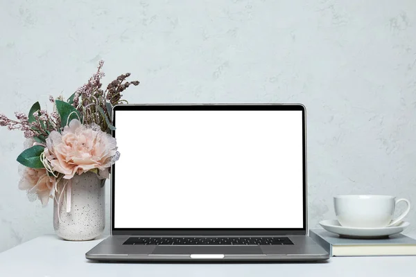 Laptop com tela vazia em branco — Fotografia de Stock