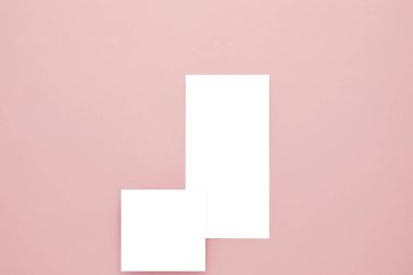 Pembe arka planda boş bir kart. Model şablonu.