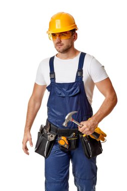 Sarı şapkalı ve üniformalı tamirci..