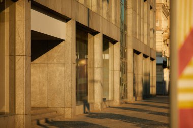 Gün batımında boş şehir sokağı