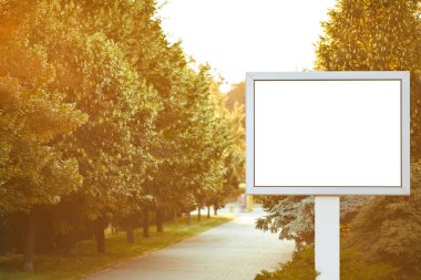 Sokakta boş ilan panosu