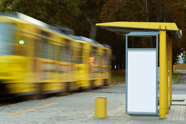 Tramvay durağındaki boş reklam panosu — Stok fotoğraf