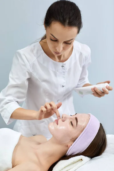 Estetista applica la maschera al viso della donna — Foto Stock