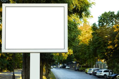 Sokakta boş ilan panosu