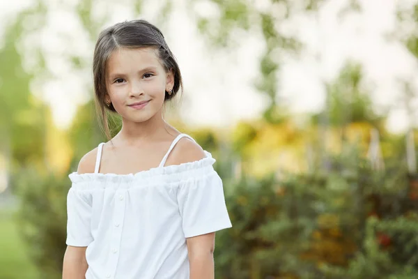Портрет милой маленькой девочки в парке — стоковое фото