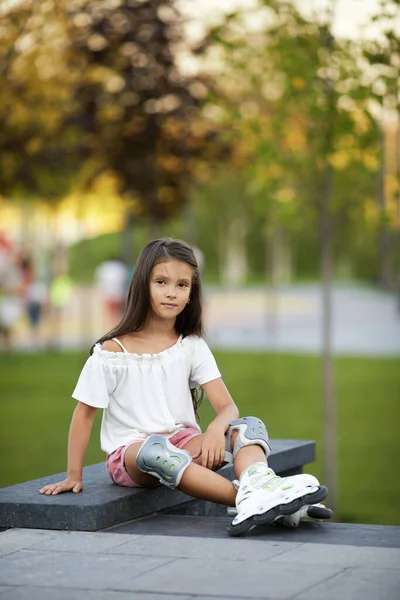 Gelukkig klein kind meisje in rolschaatsen — Stockfoto