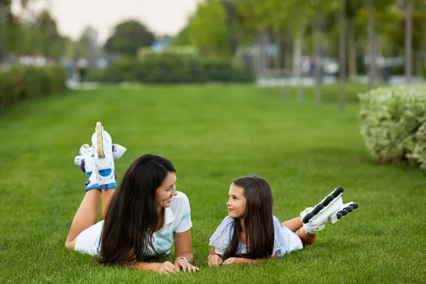 Moeder en dochter in rolschaatsen — Stockfoto
